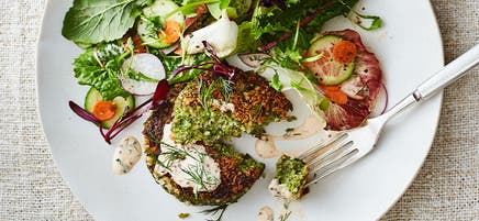Burger de quinoa et de légumes du jardin avec vinaigrette ranch Sriracha