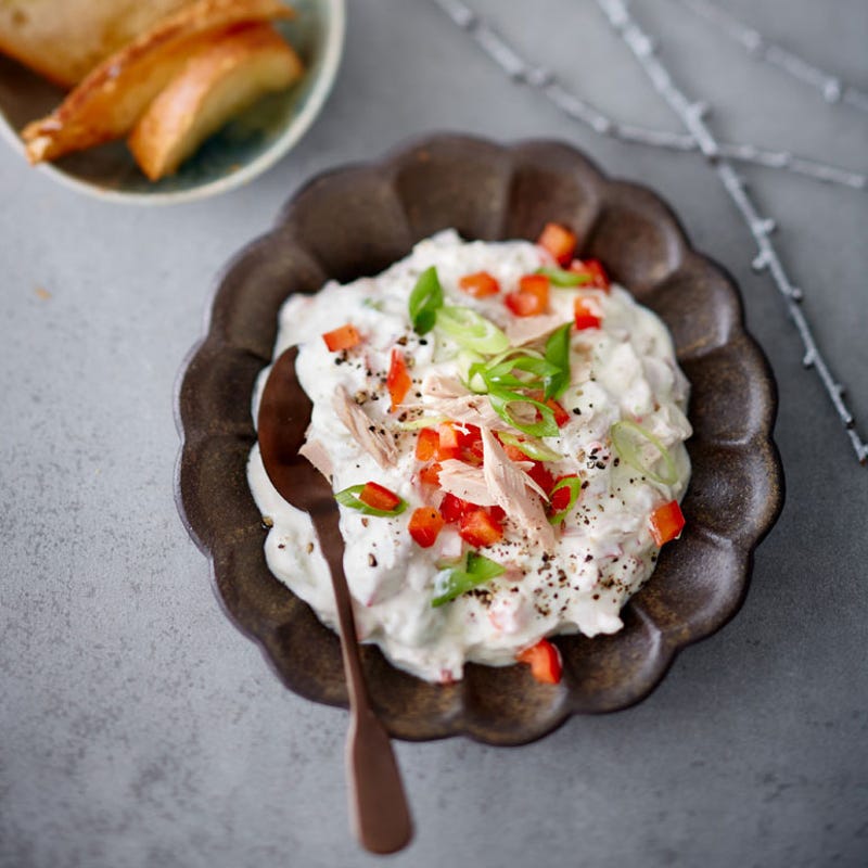 Thunfischdip mit gerösteten Brötchenscheiben