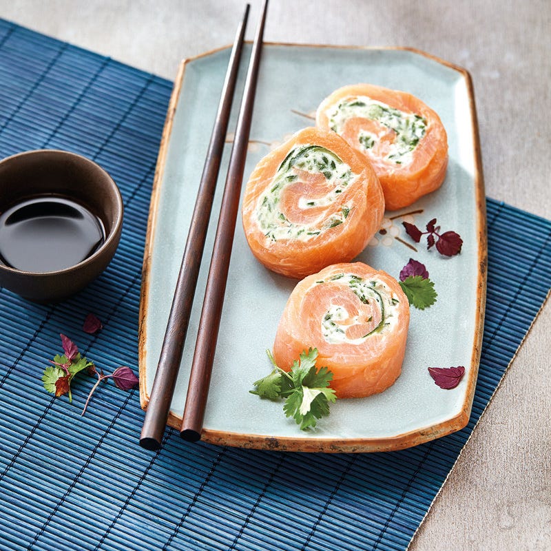 Sushi mit geräuchertem Lachs und Dillcreme