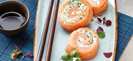 Sushi mit geräuchertem Lachs und Dillcreme
