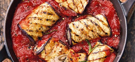 Aubergineninvoltini in pikanter Tomatensauce