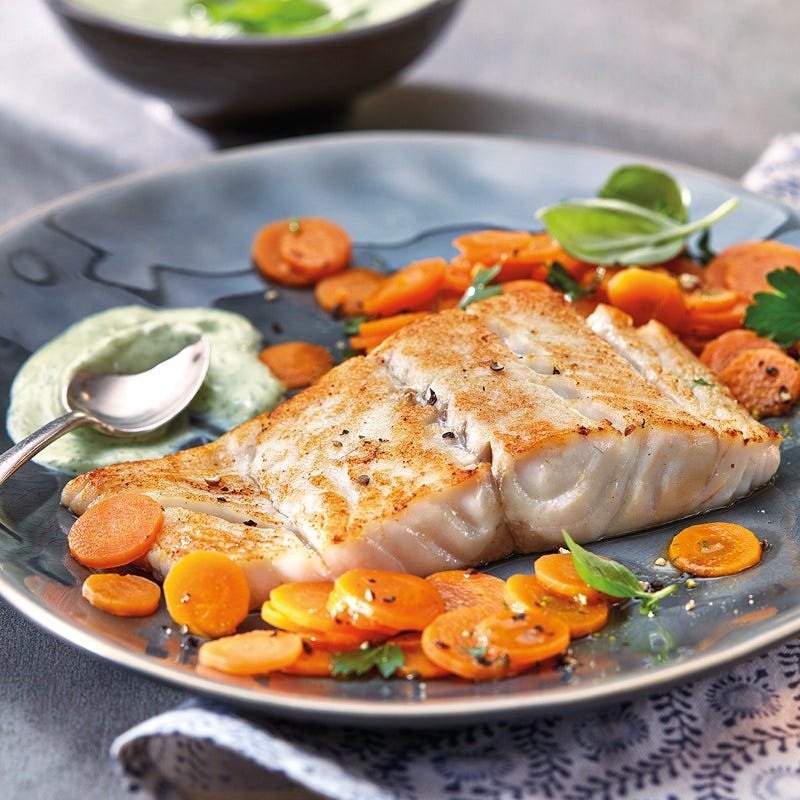 Seelachs mit Basilikumcreme und gedünsteten Karotten