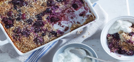 Berry-baked oats with coconut