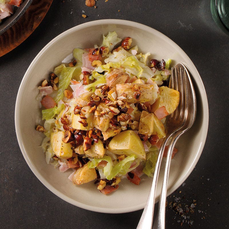 Wirsing-Kassler-Pfanne mit Haselnuss-Kartoffeln