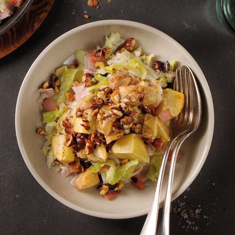 Wirsing-Kassler-Pfanne mit Haselnuss-Kartoffeln Rezept | WW Deutschland Wirsing-Kassler-Pfanne mit Haselnuss-Kartoffeln Rezept | WW Deutschland