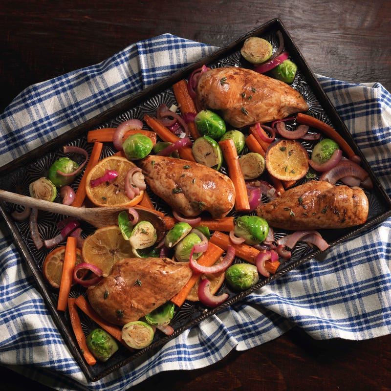 Photo de Poulet rôti à l’orange et au thym avec carottes et choux de Bruxelles par WW
