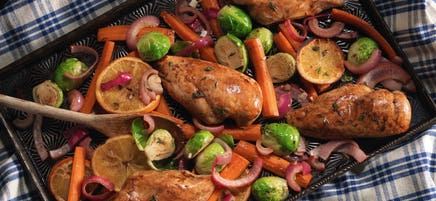 Poulet rôti à l’orange et au thym avec carottes et choux de Bruxelles
