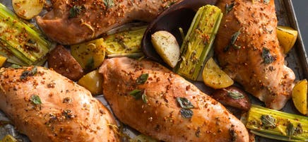 Dinde marinée sur plaque de cuisson avec poireaux et pommes de terre