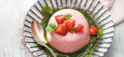 Erdbeer-Joghurt-Flan mit Minzsauce