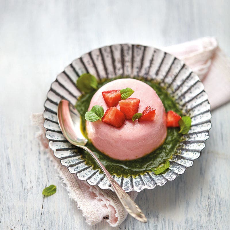 Erdbeer-Joghurt-Flan mit Minzsauce