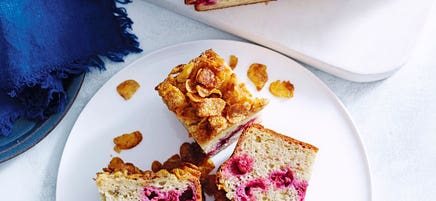 Bananenbrot mit Himbeercrunch
