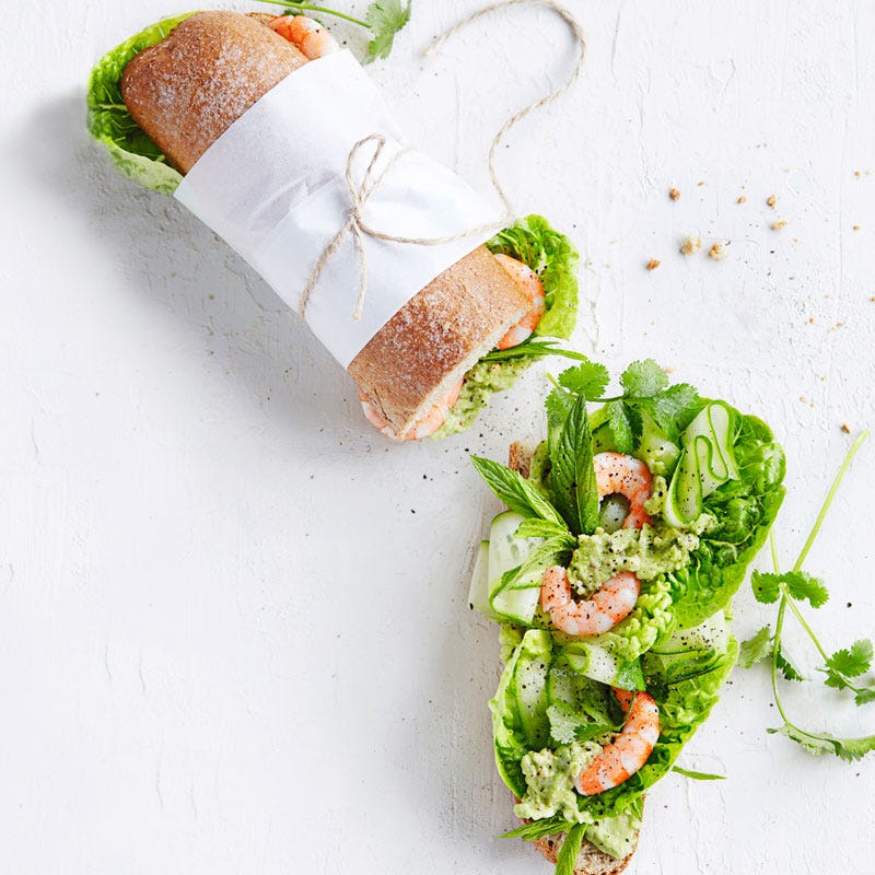 Garnelenbaguette mit scharfem Avocado- und Kräutersalat