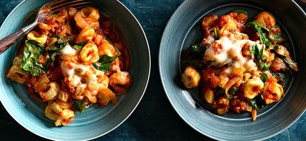 Tortellinis au fromage dans une sauce marinara aux légumes