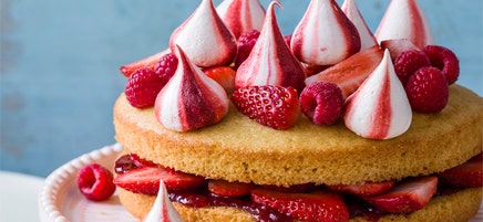 Vanilla cake with meringue kisses