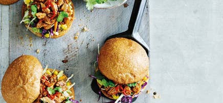 Pulled pork-burgare med rödkål och avokadoröra
