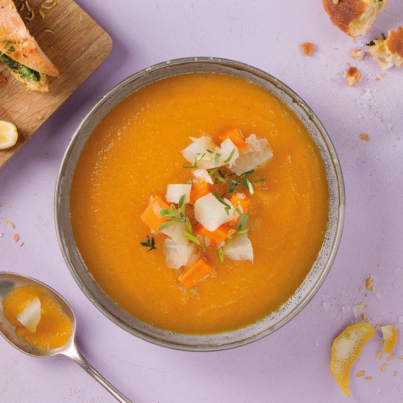 Karotten-Kohlrabi-Suppe mit Kräuterbaguette