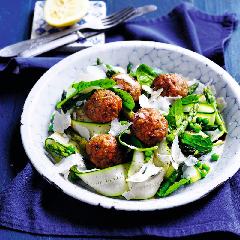 Gebackene Geflügelbällchen mit Frühlingssalat