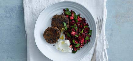 Sötpotatis- och bönbiffar med rödbetstabbouleh