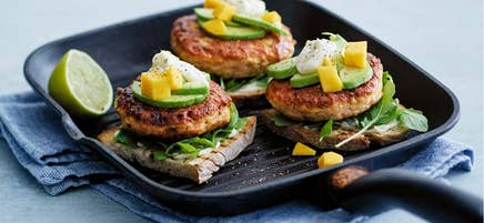 Laxburgare med limeaioli, mango och avokado