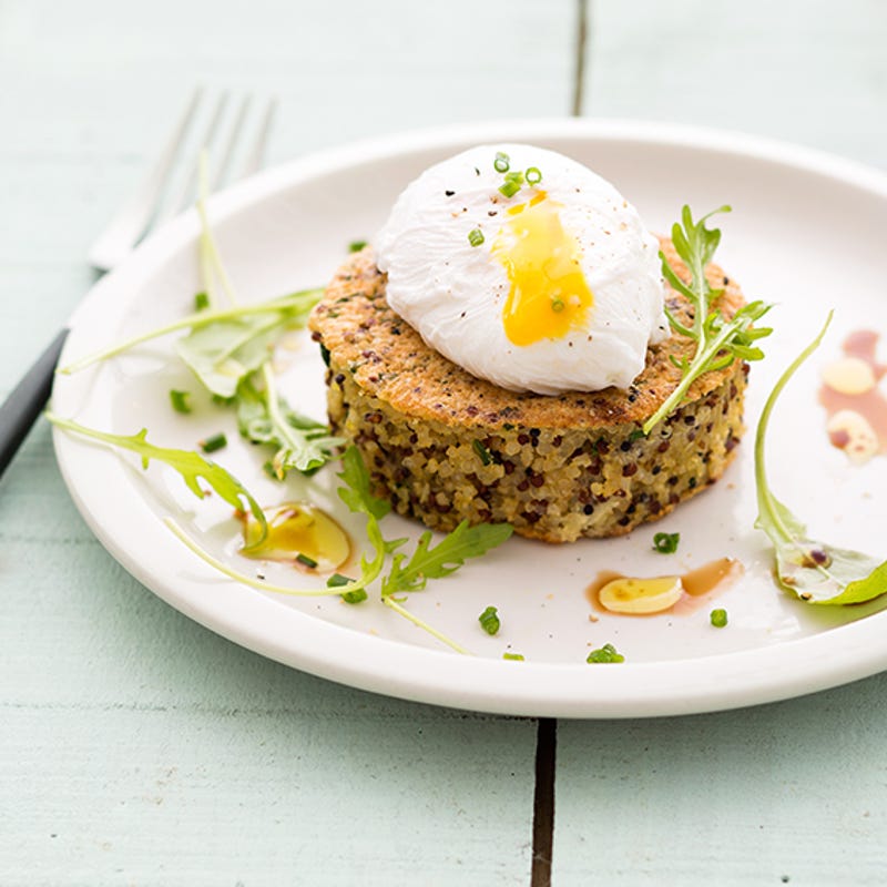 Oeufs pochés sur galettes de quinoa à la ciboulette