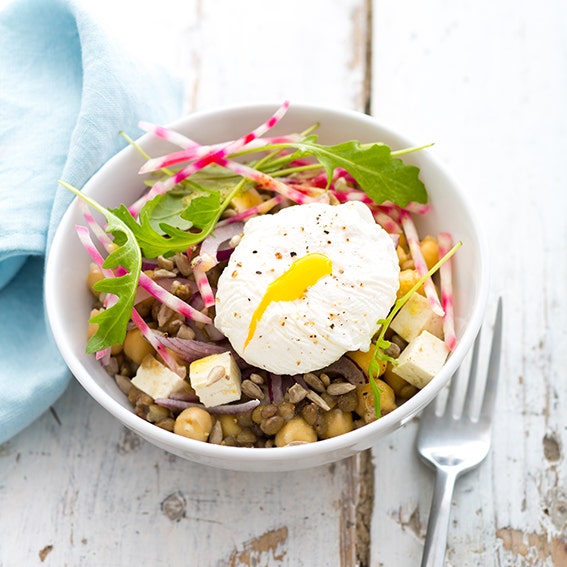 Salade de lentilles et pois chiches aux betteraves crues et œuf poché