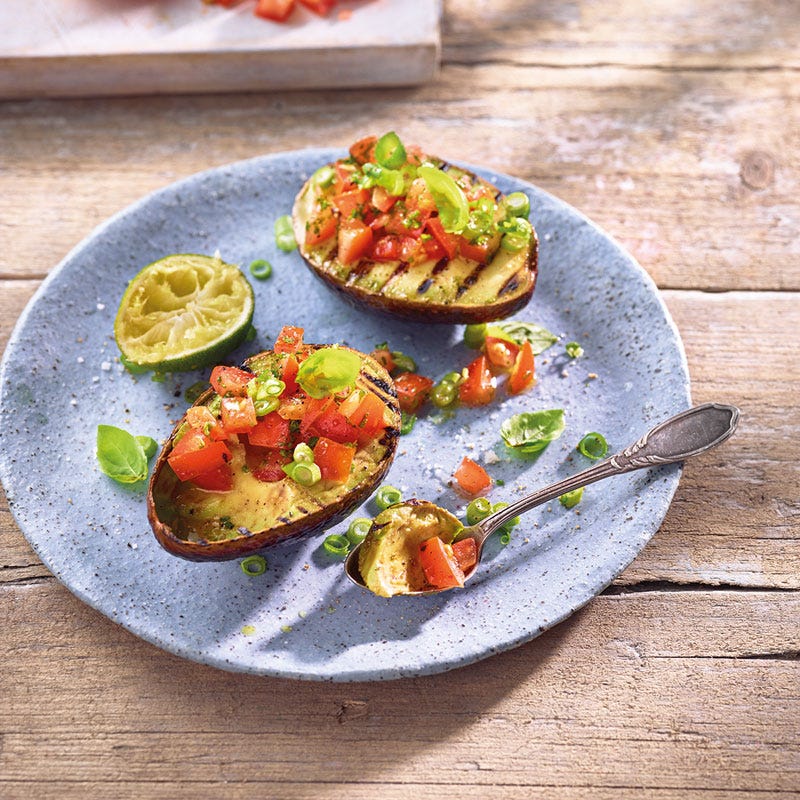 Gegrillte Avocado mit Tomaten-Basilikum-Füllung