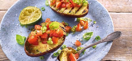 Gegrillte Avocado mit Tomaten-Basilikum-Füllung