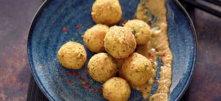 Kichererbsenbällchen mit Sesam-Dip