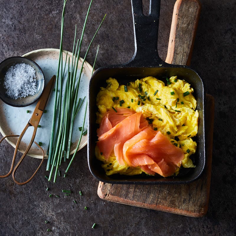 Rührei mit Schnittlauch und Räucherlachs