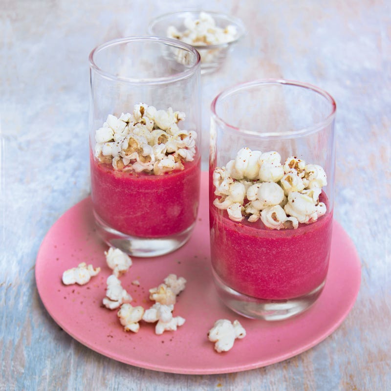 Smoothie de betterave et de pomme aux pop-corn épicés