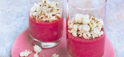Smoothie de betterave et de pomme aux pop-corn épicés
