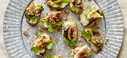 Crostinis aux figues et au fromage bleu arrosés de vinaigre balsamique au miel