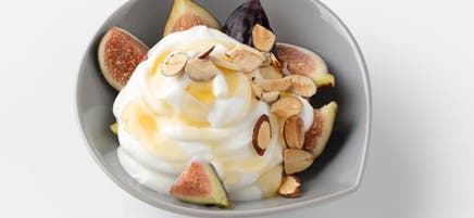 Figues fraîches avec du yogourt, du miel et des noix