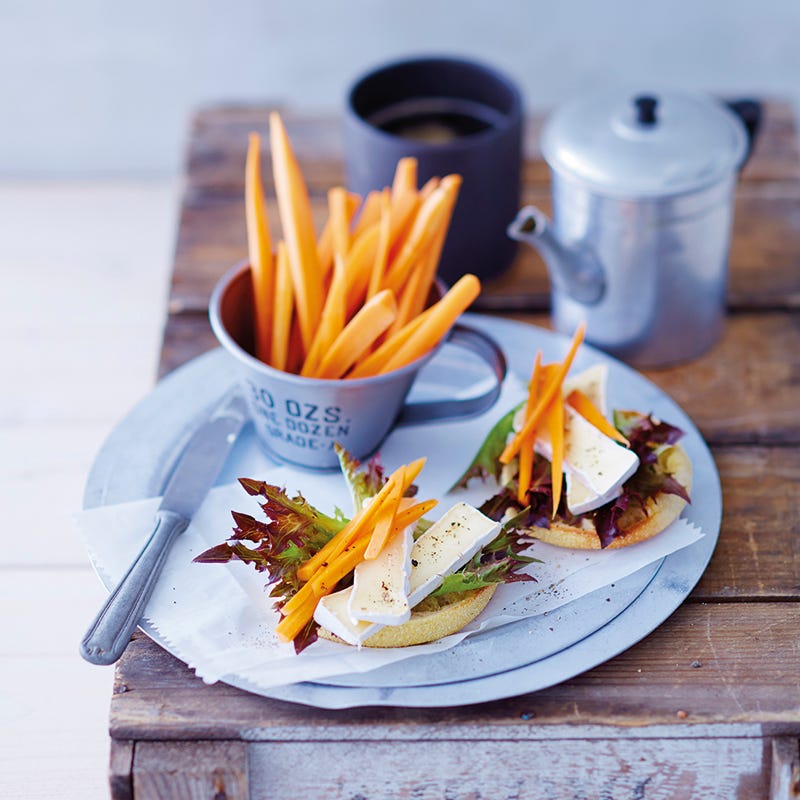 Beschuitbol met camembert