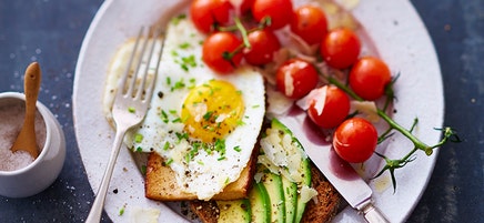 Gebakken brood met avocado en gerookte tofu