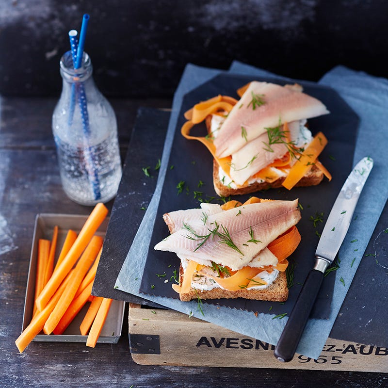 Geroosterd brood met forel en mierikswortel