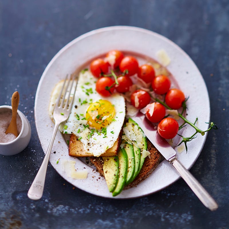 Gebakken brood met avocado en gerookte tofu