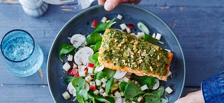 Zalmfilet met walnootcrumble en gemengde salade