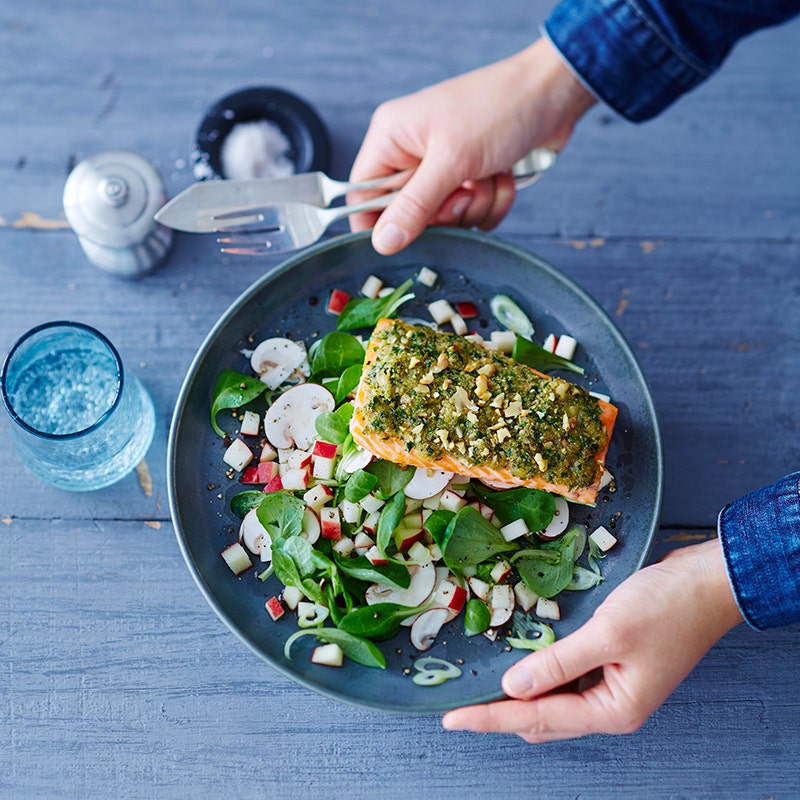 Zalmfilet met walnootcrumble en gemengde salade