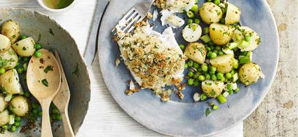 Bröd- och örtpanerad torsk med varm potatis- och ärtsallad