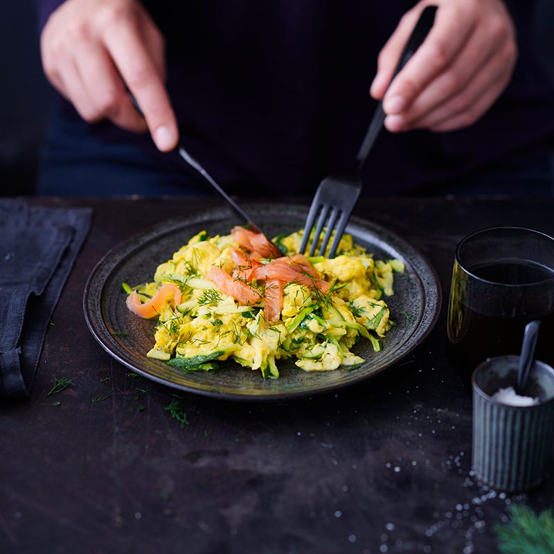 Roerei met courgette en zalm