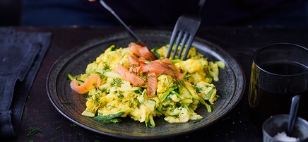 Roerei met courgette en zalm