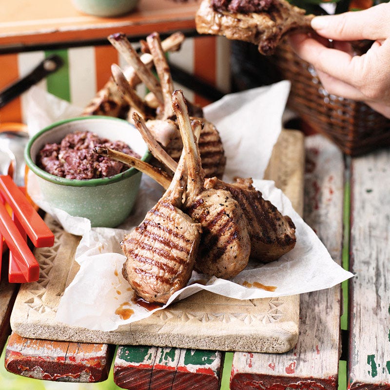 Gegrillte Lammkoteletts mit Basilikum-Tapenade