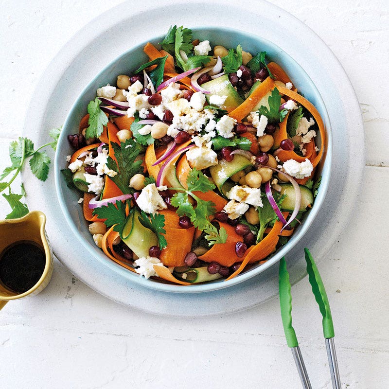 Gemüse-Feta-Salat mit Granatapfeldressing