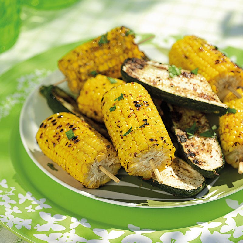 Gegrillte Maiskolben mit Chili-Koriander-Zucchini