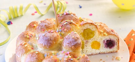 Hefekonfettikuchen mit Fruchtfüllung