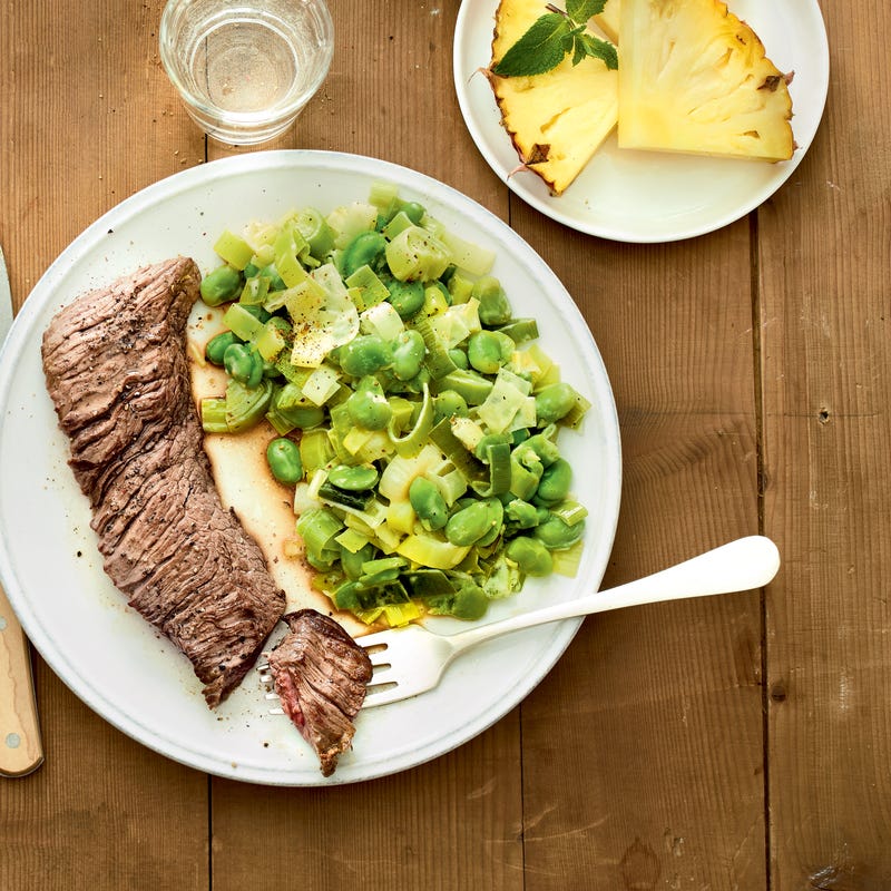 Bavette grillée, fèves et fondue de poireaux à la crème