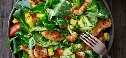 Salat mit Schnitzelstreifen