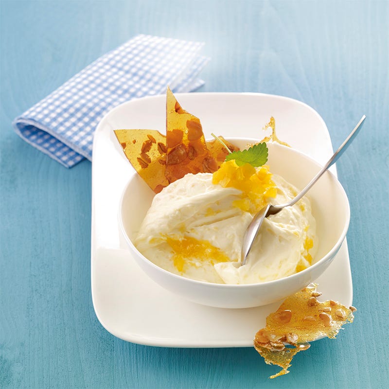 Frozen yoghurt met amandelkrokant