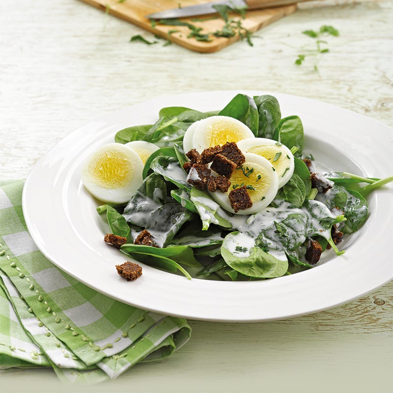 Spinaziesalade met yoghurt-kruidendressing